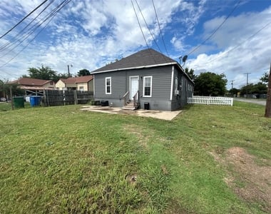 400 Symes St - Photo Thumbnail 1