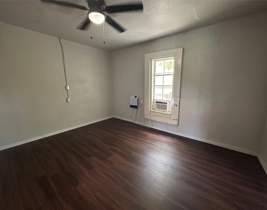 400 Symes St - Photo Thumbnail 16