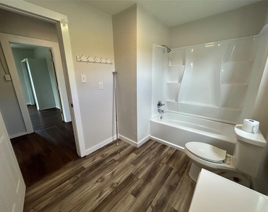 400 Symes St - Photo Thumbnail 11