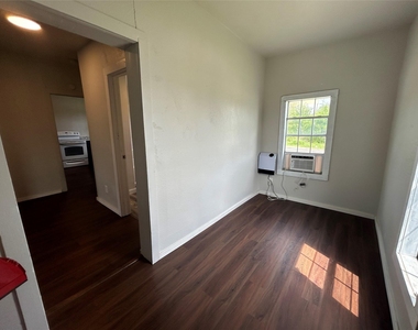 400 Symes St - Photo Thumbnail 9