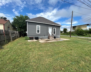 400 Symes St - Photo Thumbnail 4