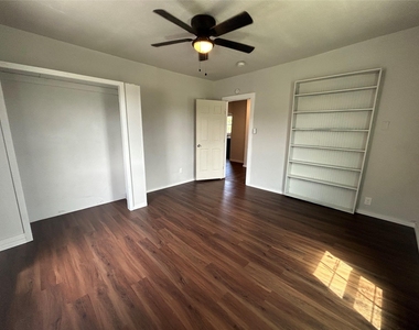 400 Symes St - Photo Thumbnail 13