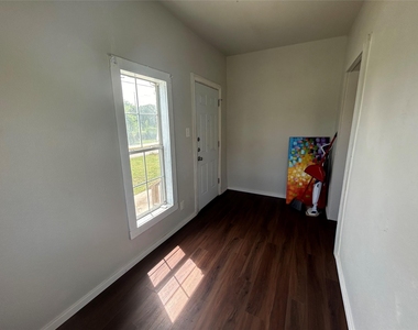 400 Symes St - Photo Thumbnail 8