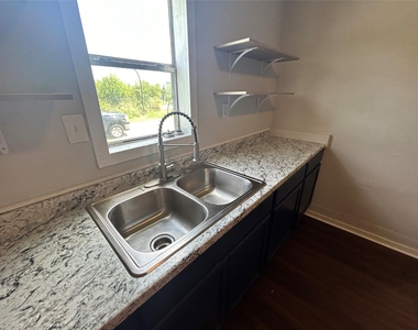 400 Symes St - Photo Thumbnail 19
