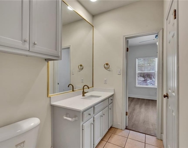 2100 San Gabriel St - Photo Thumbnail 3