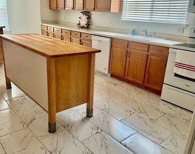 521 Paladen Pl - Photo Thumbnail 3