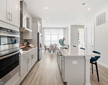 16233 Connors Way - Photo Thumbnail 5
