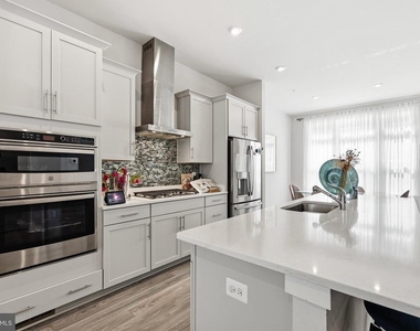 16233 Connors Way - Photo Thumbnail 4