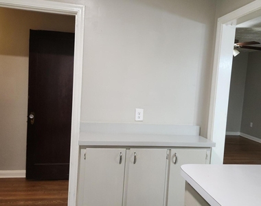 7927 Reid Avenue - Photo Thumbnail 8
