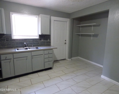 516 E 58th Street - Photo Thumbnail 5