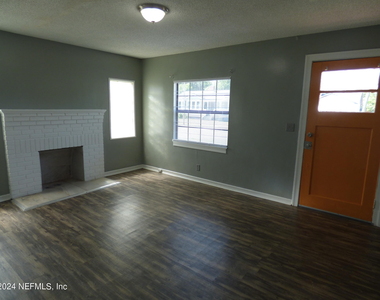 516 E 58th Street - Photo Thumbnail 2