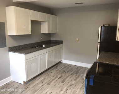 925 Phillips Street - Photo Thumbnail 1