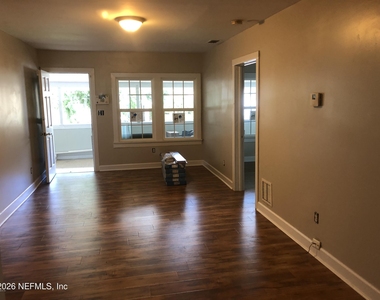 925 Phillips Street - Photo Thumbnail 3