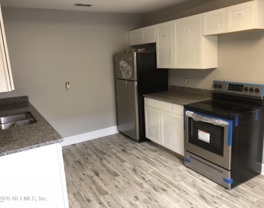 925 Phillips Street - Photo Thumbnail 2