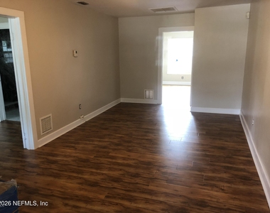 925 Phillips Street - Photo Thumbnail 4