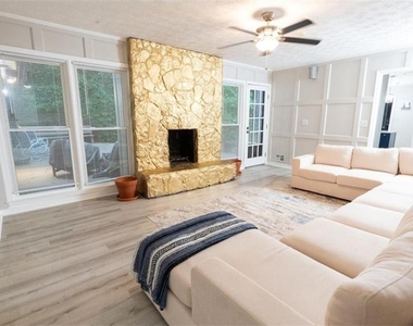 2749 Fieldstone Drive Se - Photo Thumbnail 3