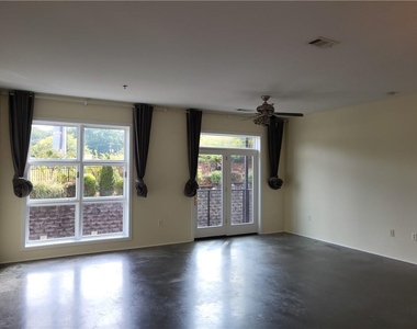 560 Dutch Valley Road Ne - Photo Thumbnail 2