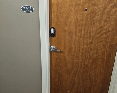 560 Dutch Valley Road Ne - Photo Thumbnail 1