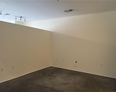 560 Dutch Valley Road Ne - Photo Thumbnail 4