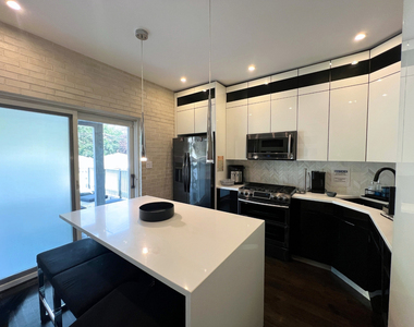 3839 N Hamlin Avenue - Photo Thumbnail 2