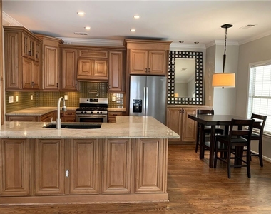 2020 Chelton Way Se - Photo Thumbnail 7