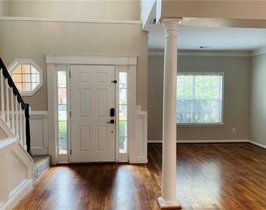 2020 Chelton Way Se - Photo Thumbnail 4