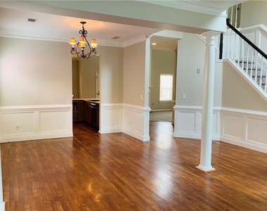 2020 Chelton Way Se - Photo Thumbnail 5