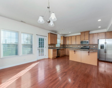 212 Commerce Street E - Photo Thumbnail 2