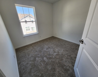 1033 Atterberg Road - Photo Thumbnail 8