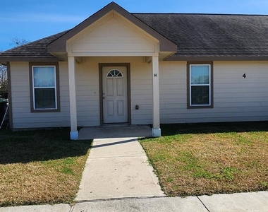 8421 W 1st Street - Photo Thumbnail 3