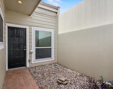 800 N San Jacinto - Photo Thumbnail 2