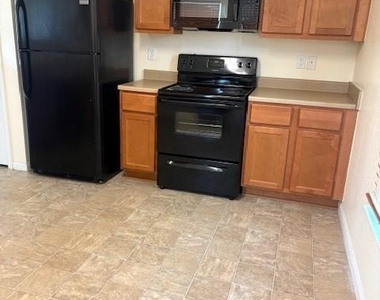 619 N Vionett Lane - Photo Thumbnail 5