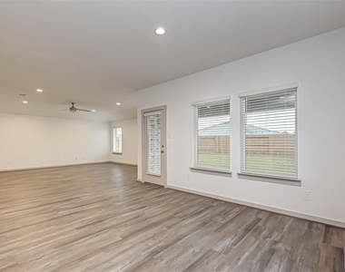 3418 Lake Landing Ln - Photo Thumbnail 13