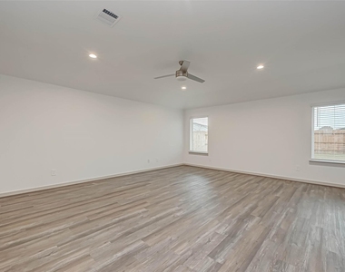3418 Lake Landing Ln - Photo Thumbnail 17