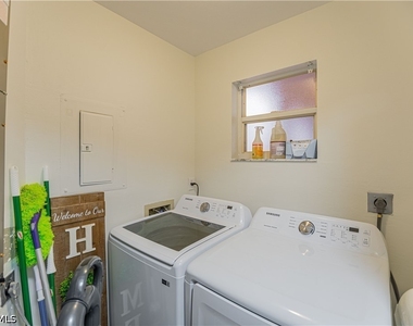 992 Woodshire Lane - Photo Thumbnail 10
