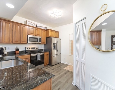 992 Woodshire Lane - Photo Thumbnail 2