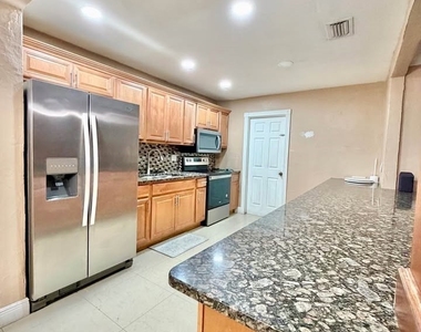 907 Laredo Avenue - Photo Thumbnail 6