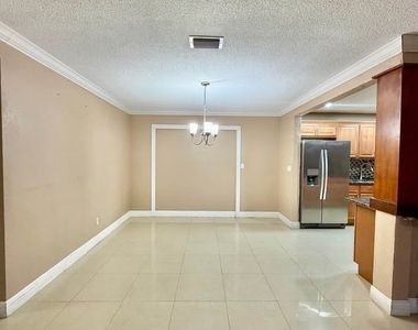 907 Laredo Avenue - Photo Thumbnail 3