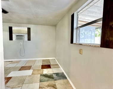 907 Laredo Avenue - Photo Thumbnail 9