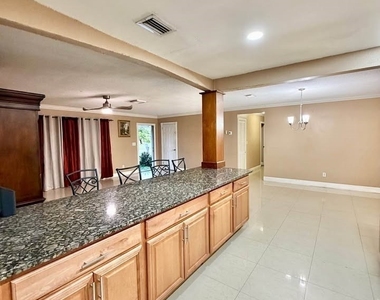 907 Laredo Avenue - Photo Thumbnail 10