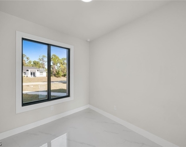 2913 14th Street W - Photo Thumbnail 9