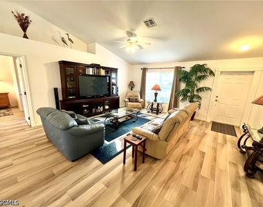 818 Sw 8th Place - Photo Thumbnail 3