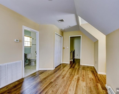 64 Hilltop - Photo Thumbnail 32