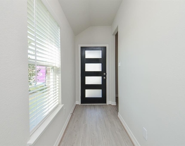 7402 Sunlit Harbor Dr - Photo Thumbnail 4