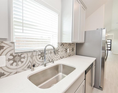 7402 Sunlit Harbor Dr - Photo Thumbnail 13