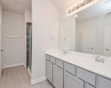 7402 Sunlit Harbor Dr - Photo Thumbnail 10