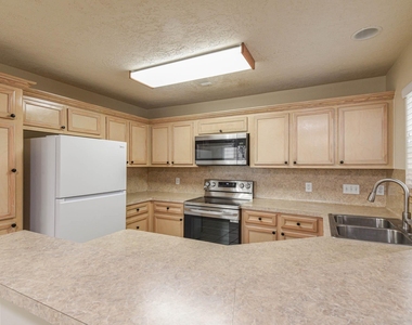 213 Foster Street - Photo Thumbnail 4