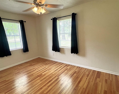 560 Beverly Drive - Photo Thumbnail 16