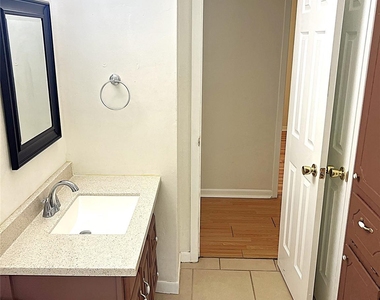 560 Beverly Drive - Photo Thumbnail 10