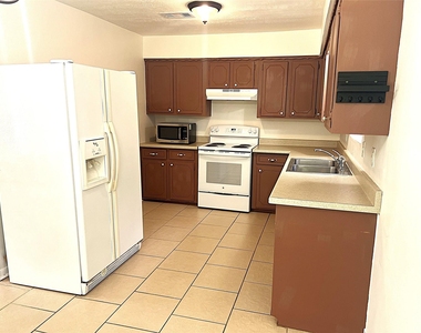 560 Beverly Drive - Photo Thumbnail 6